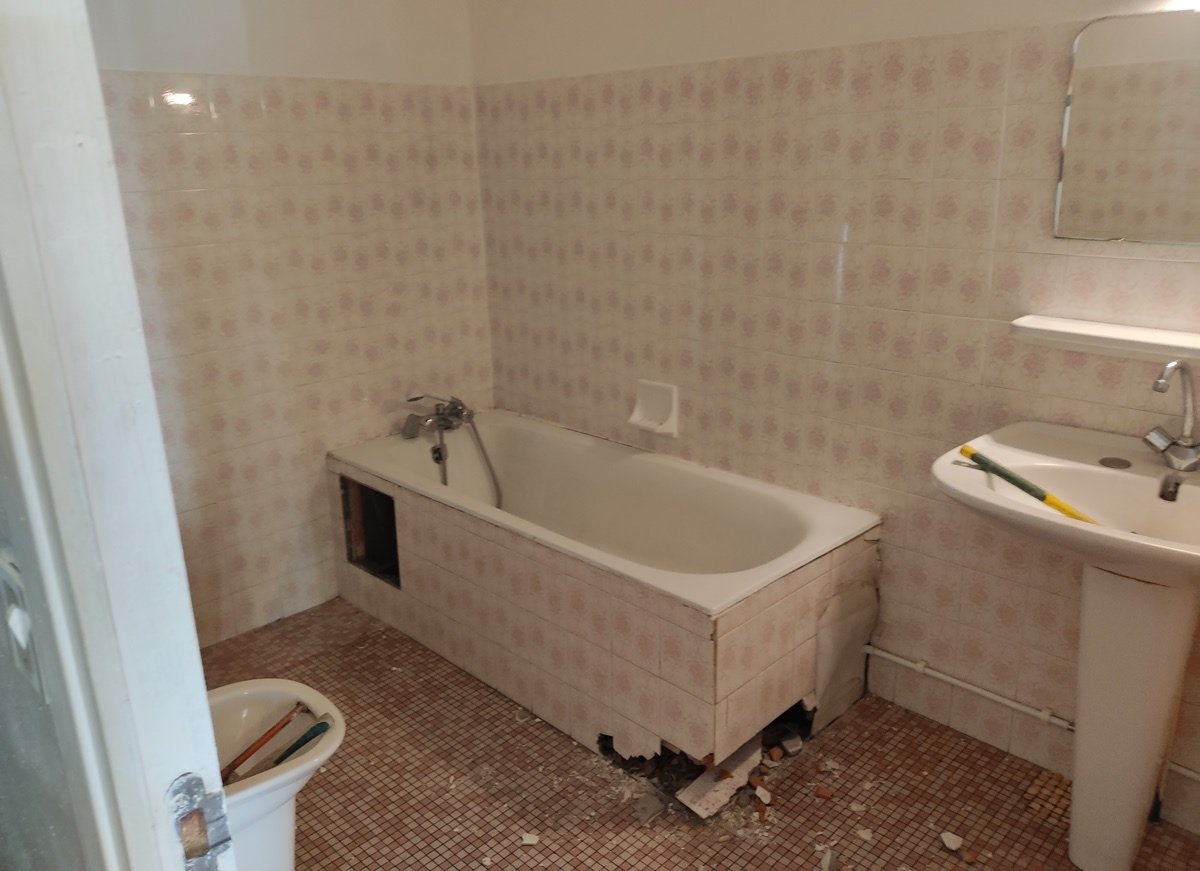 Salle de bain PMR avant